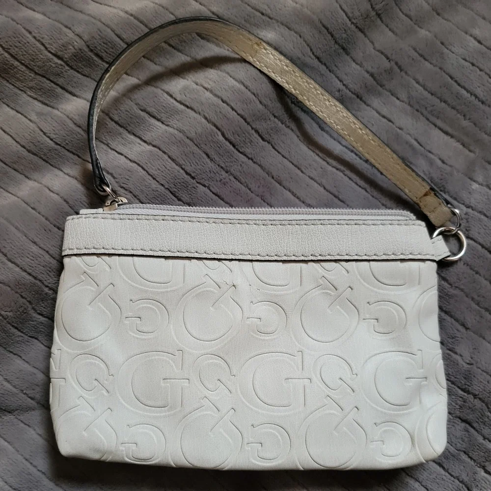 Guess White Wristlet Small Clutch Purse Faux‎ Leather Zip Bag 💼🤍